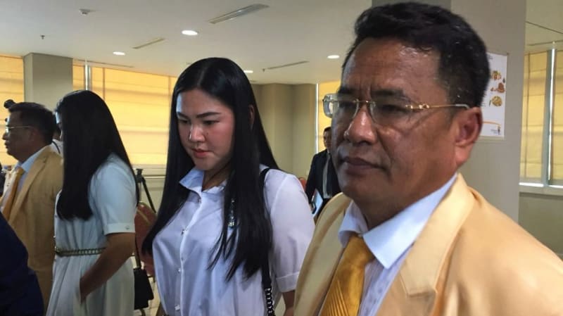 Pengacara Hotman Paris dan kliennya, Selvy. Korban kehilangan dua indung telur akibat malapraktik dokter kandungan.