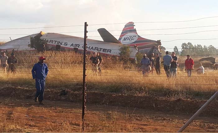 Puing pesawat Convair-340 yang jatuh di dekat bandara di  Pretoria, Afrika Selatan, hari Selasa lalu. (foto: afp)