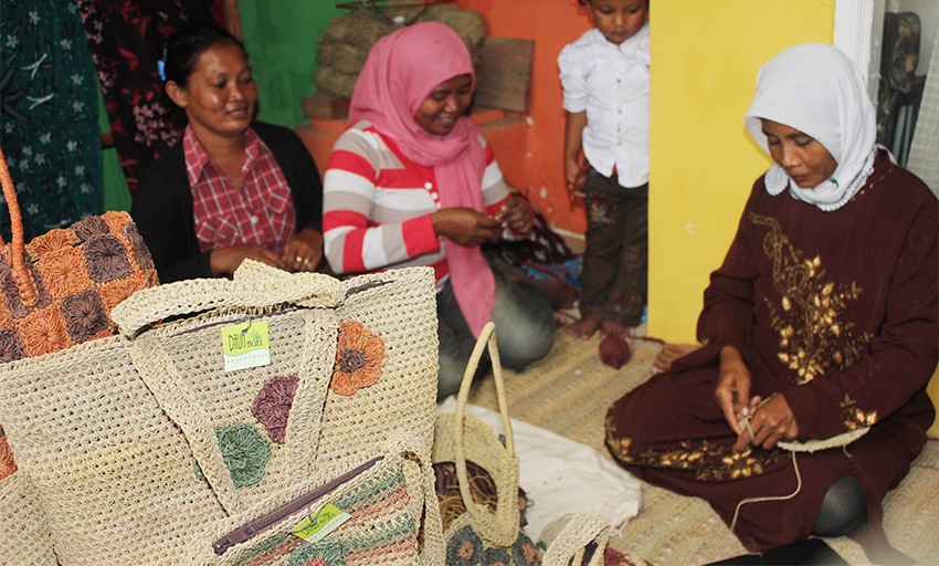Para janda pengungsi yang kini menjadi perajin dengan skill yang oke. foto:widikamidi