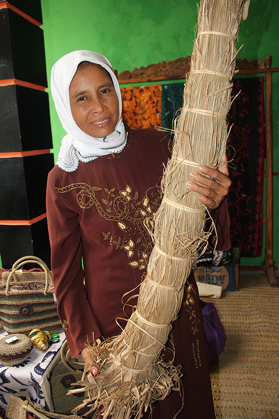 Bentuk daun agel yang sudah dipsahkan dari bitingnya, sudah direbus, dan tinggal dipilin. foto:widikamidi