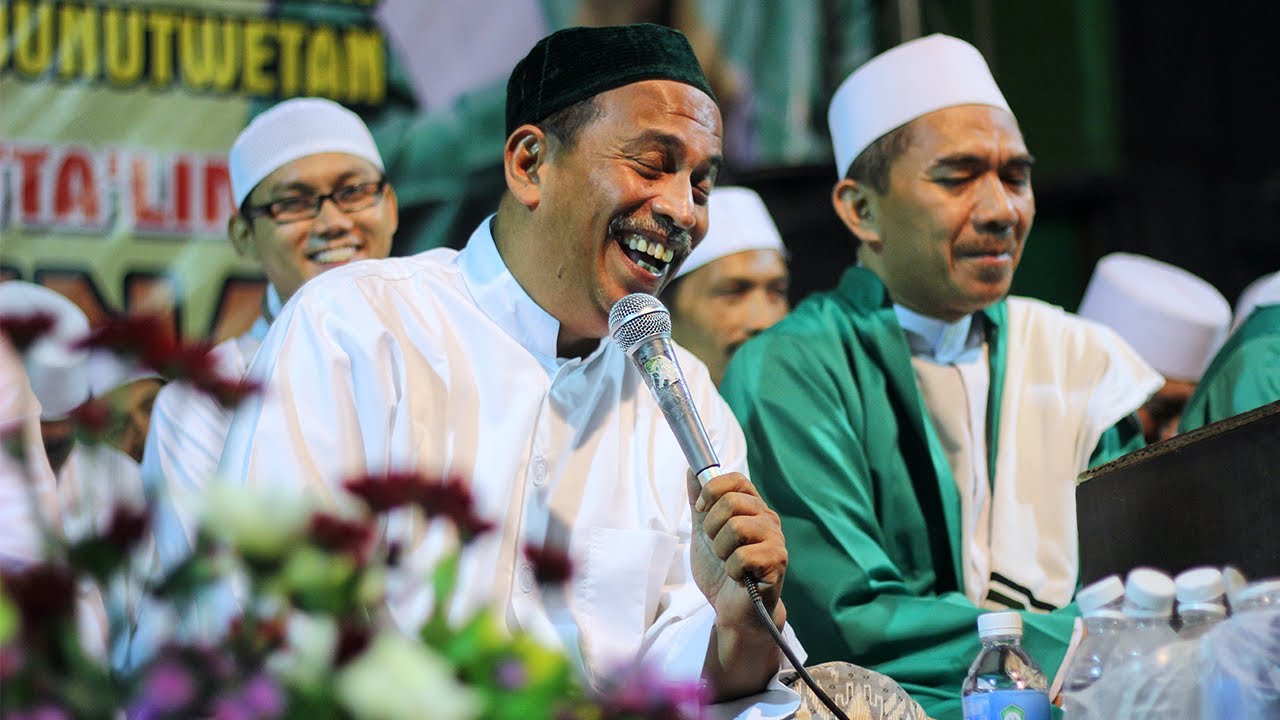 TEDUH: Habib Umar Muthohar teduh menyampaikan pesan kebaikan. (foto: dok ngopibareng.id)