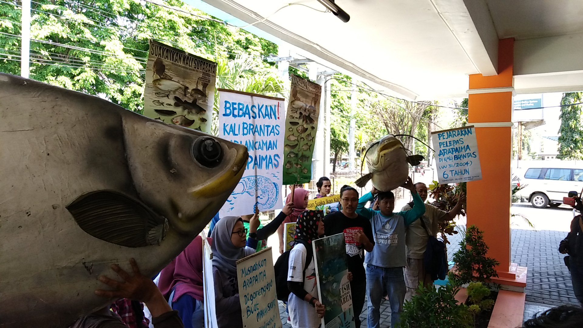 Aksi aktivis lingkungan menggelar aksi protes di depan gedung Balai Karantina Ikan Pendalian Mutu (BKIPM), Wilayah Surabaya I, Juanda, Kamis 12 Juli 2018. (foto: farid/ngopibareng.id) 