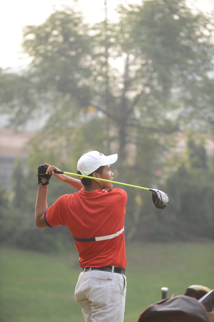 Menyapu bola golf. foto:kemenpar