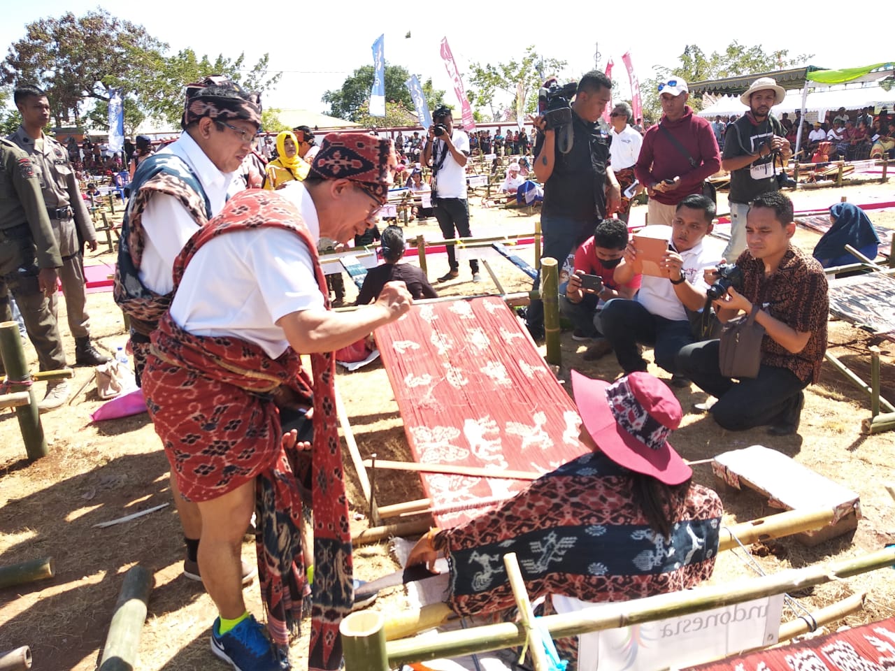 Rumitnya menenun ikat, warisan budaya yang kudu terus dikawal. foto:istimewa/nonsa 