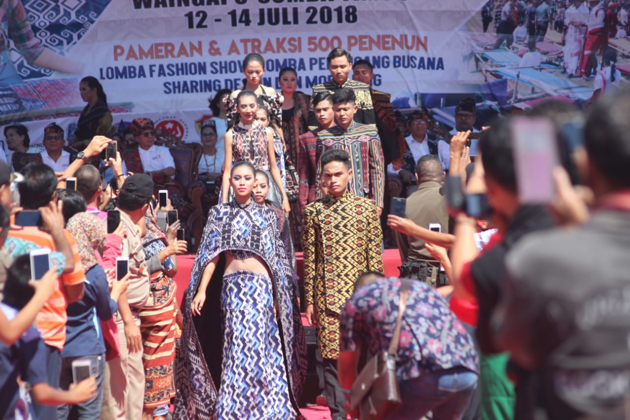 Aksi para model mewarnai pembukaan festival. foto:istimewa/bondan