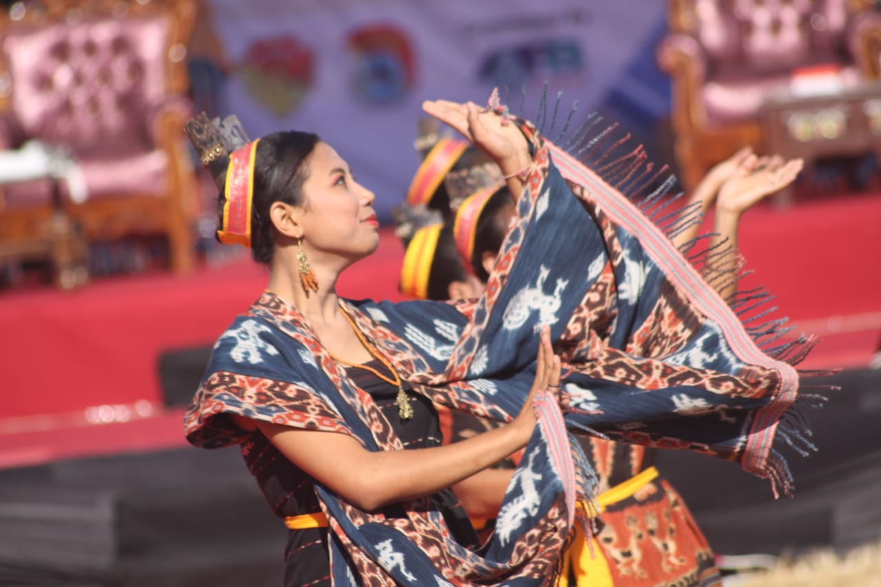Memeragakan kain tenun. foto:istimewa/bondan
