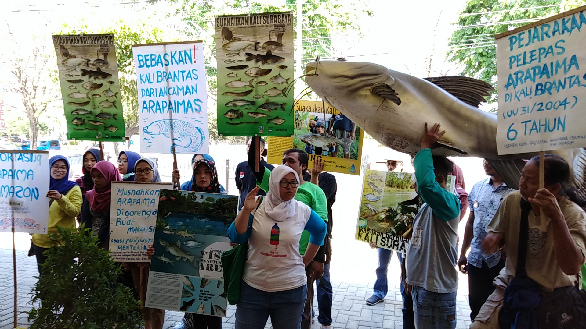 Aksi protes di depan gedung Balai Karantina Ikan Pendalian Mutu (BKIPM), Wilayah Surabaya I, Juanda, Kamis, 12 Juli 2018. (Foto: farid/ngopibareng.id) 