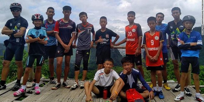 Tim sepak bola Moo Pa (Wild Boars) yang terjebak di gua Tham Luang selama 2 minggu.