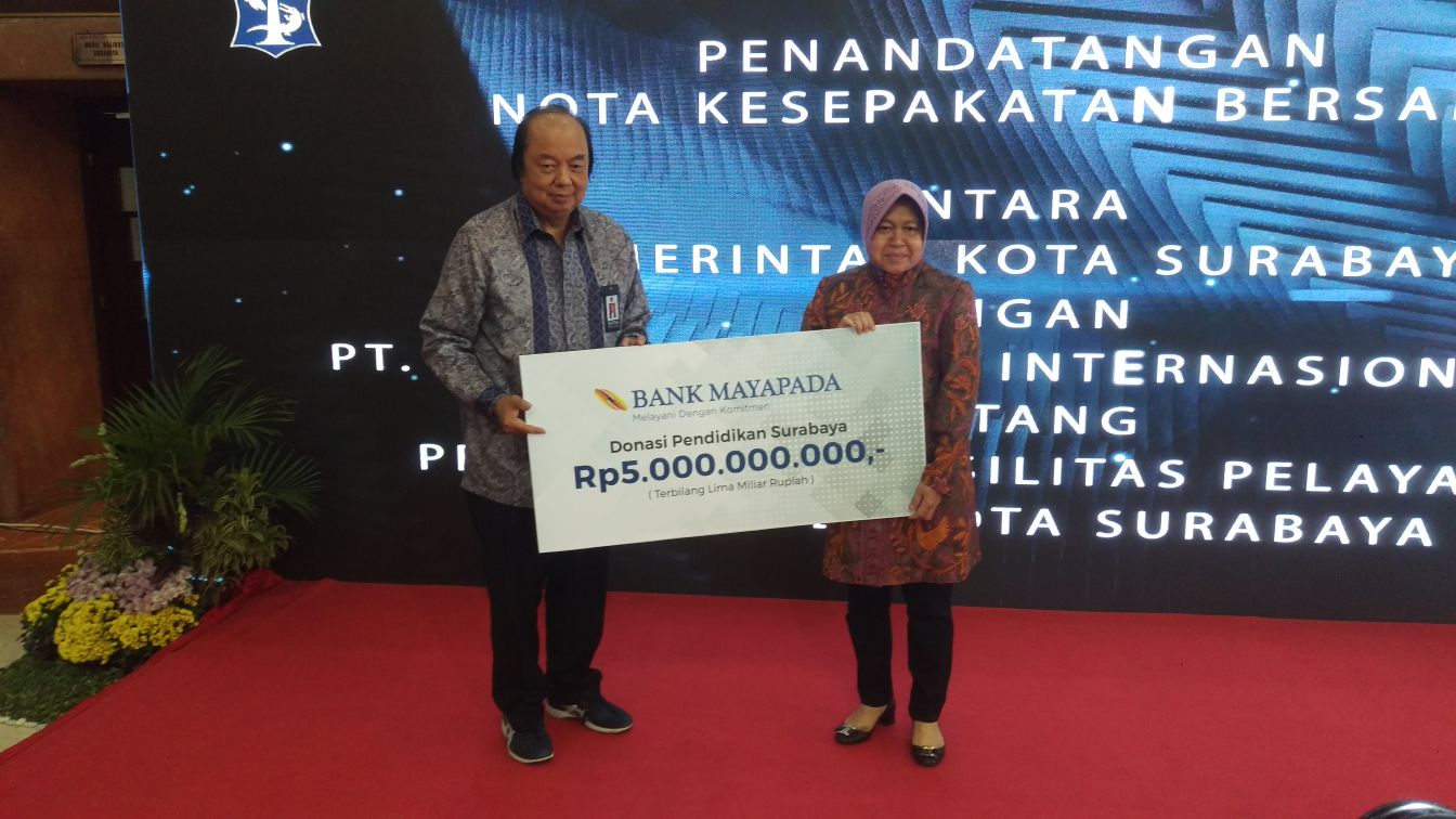 Wali Kota Risma dan Prof Tahir saat penyerahan bantuan dana beasiswa Rp. 5 miliar di Balaikota, Surabaya, Kamis, 12 Juli 2018.(foto: farid/ngopibareng.id) 