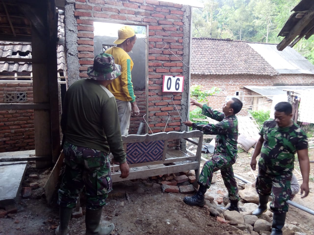 Anggota Satgas TMMD Bersama Warga Bangun Jamban Keluarga Bagi Warga Desa Jembul