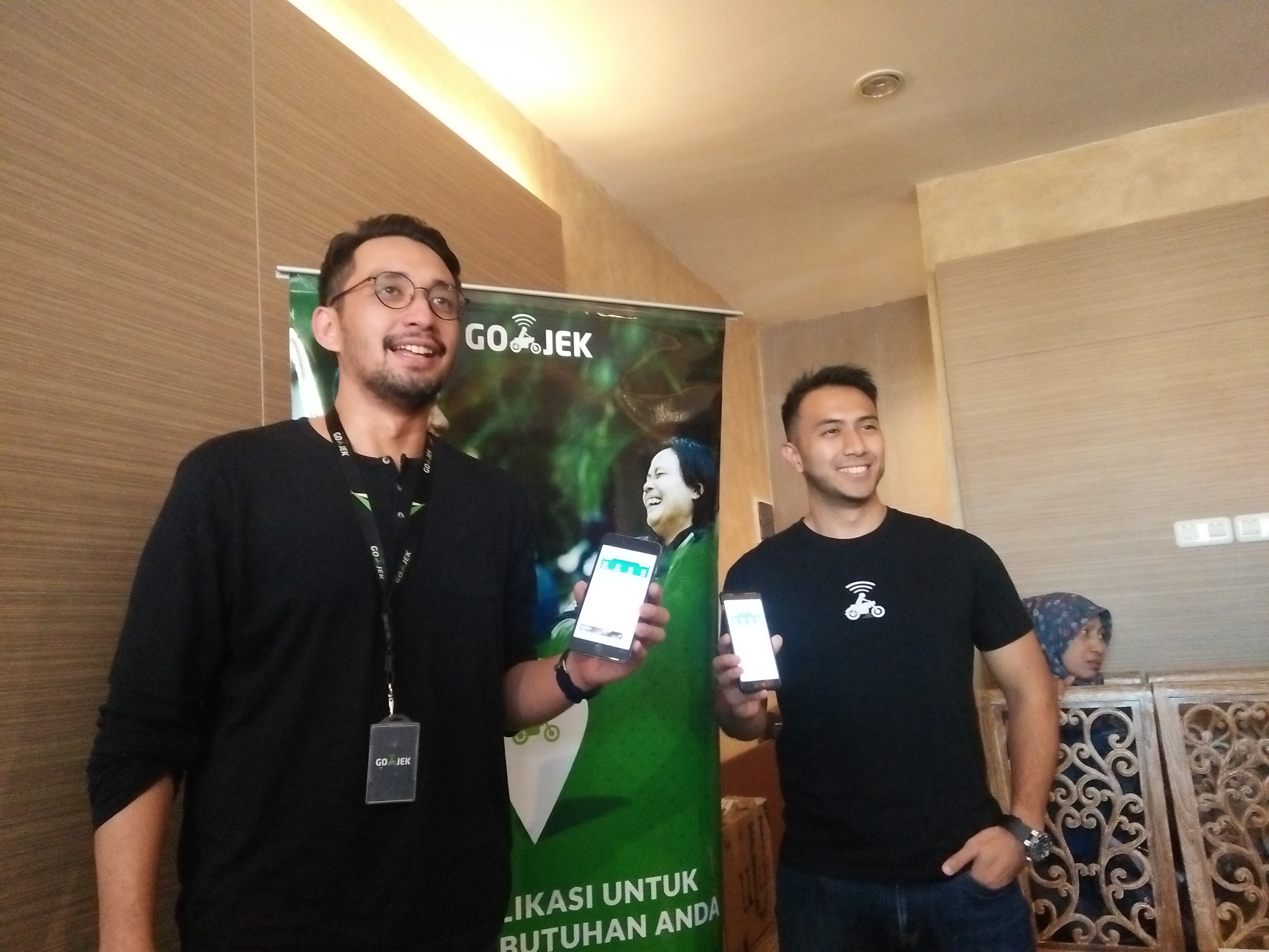 Jaka dan Michel perwakilan dari pihak Go-jek ketika mensosialisakan paket siap online, pada Kamis 12 Juli 2018. (amm/ngopibareng.id)