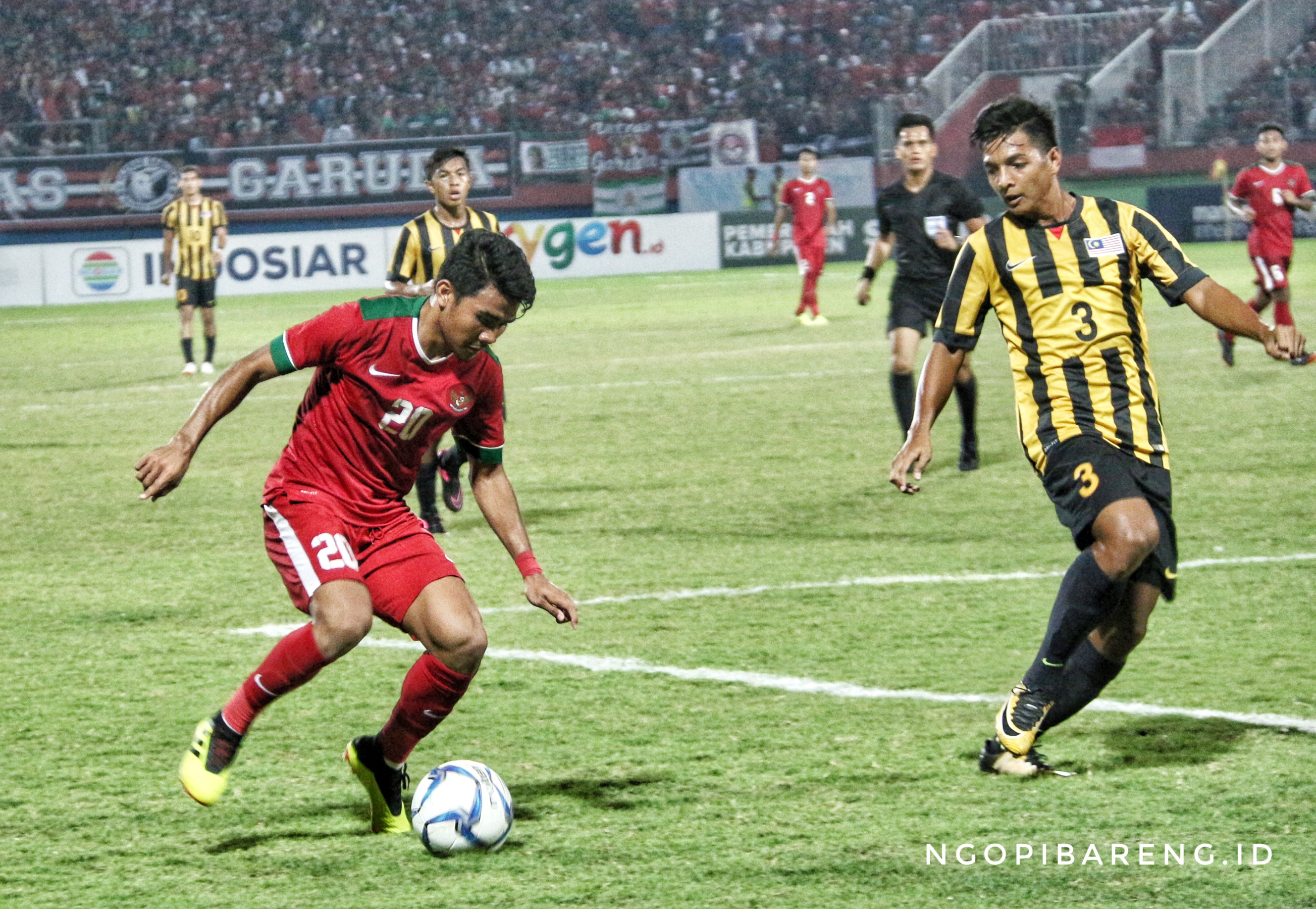 Timnas Indonesia saat hadapi Malaysia di babak semifinal Piala AFF U-19, Kamis 12 Juli 2018. (foto: hrs/ngopibareng)