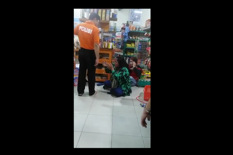 Tangkapan layar seorang polisi menendang wajah perempuan di minimarket. (Foto: Istimewa)