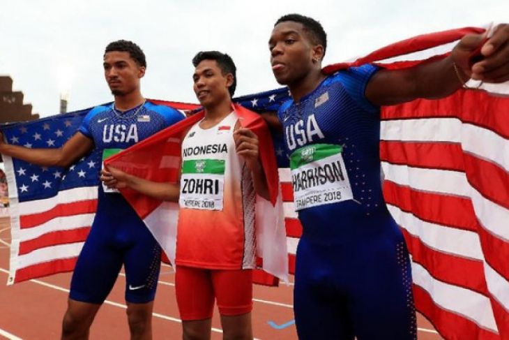 Sprinter Indonesia Lalu Muhammad Zohri (tengah) bersama dua sprinter Amerika Serikat Anthony Scwartz dan Eric Harrison, setelah finish pada cabang lari 100 meter, pada Kejuaraan Dunia Atletik 2018 di Tampere, Finlandia, Rabu 11 Juli 2018. Lalu Muhammad Zohri meraih medali emas setelah mencapai waktu tercepat 10,18 detik. (Foto: Istimewa)