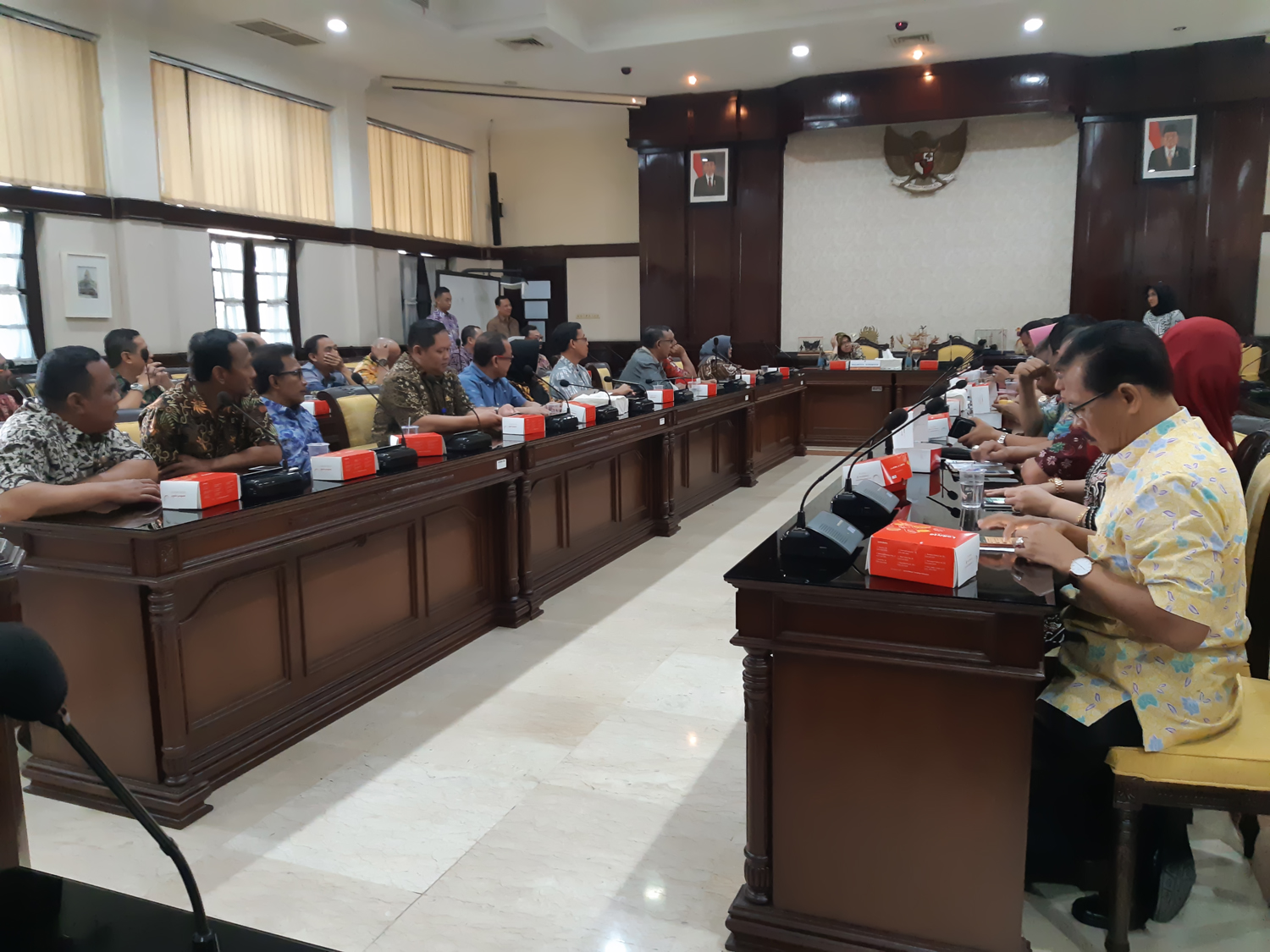 Risma menggelar rapat koordinasi bersama camat di ruang sidang wali kota, Jum’at, 13 Juli 2018. (foto: farid/ngopibareng.id) 