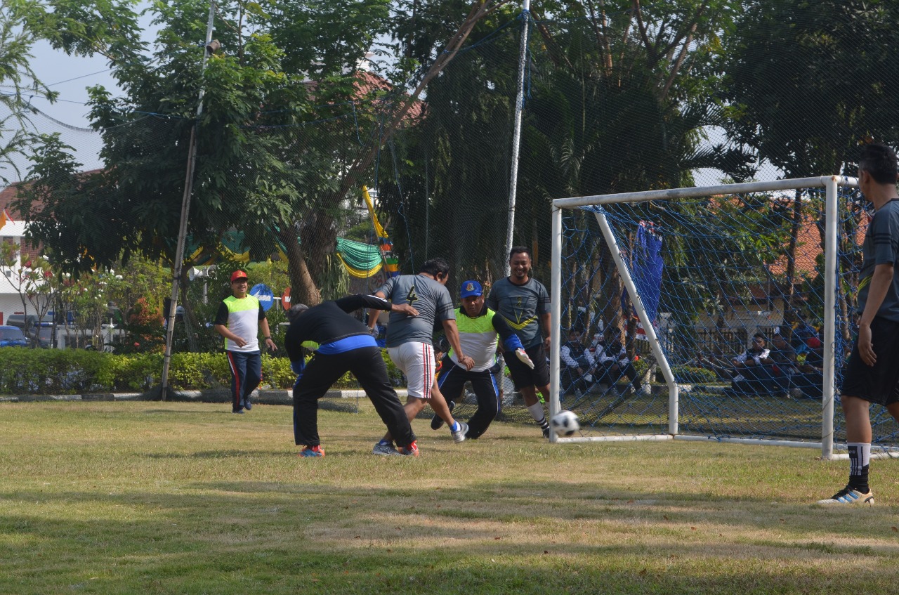 Duel futsal antara  Tim Wartawan Kompak vs Tim Kejati Jatim