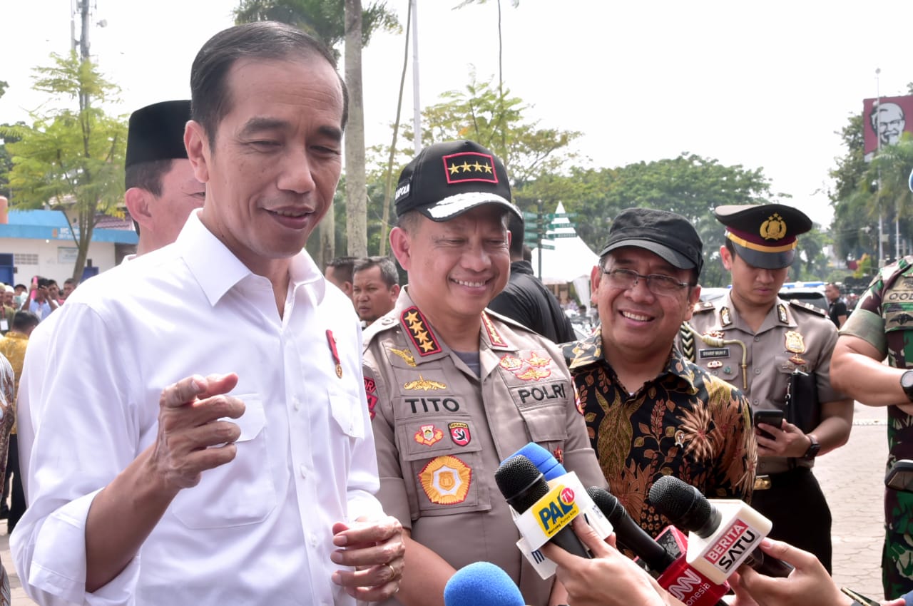 Presiden Joko Widodo dalam keterangan Pers usai menghadiri hari koperasi nasional, di Serpong. (Foto: Divisi Pers Presiden