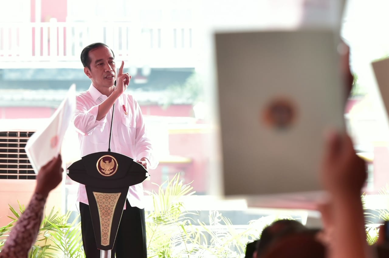 Presiden RI Joko Widodo meninjau pelaksanaan program padat karya tunai (PKT) di desa Pangkalan Gelebak, Rambutan, Banyuasin, Sumatera Selatan, Jumat, 13 Juli 2018. (Foto: Div Pers Presiden)