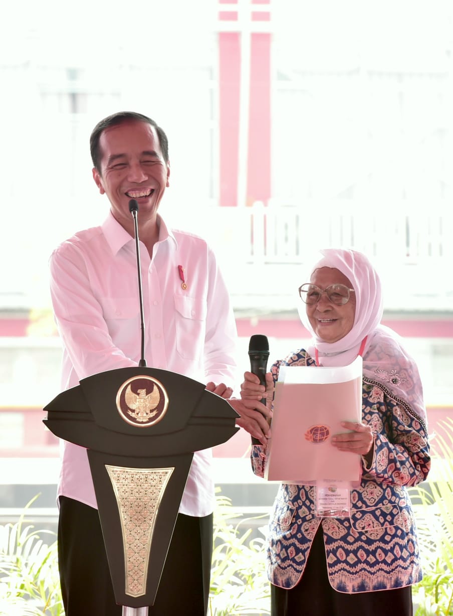 Seperti biasa, dalam setiap kunjungan Presiden Jokowi selalu mengajak bincang-bincang dengan warga