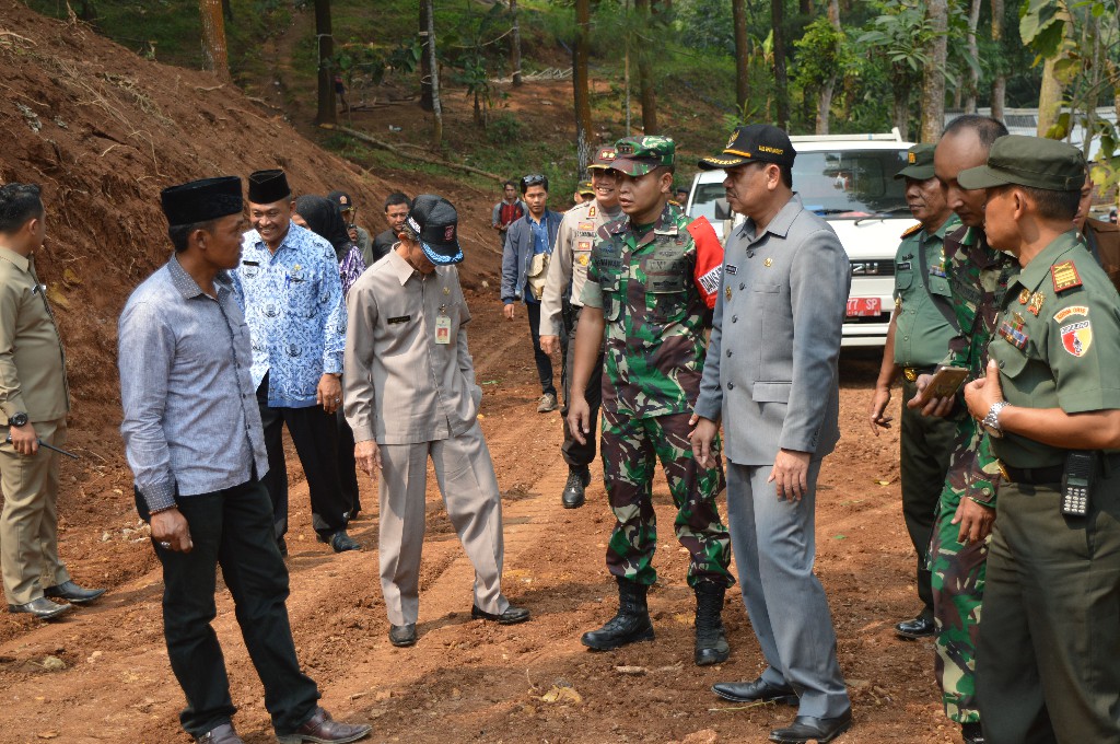 Dandim 0815 Bersama Wakil Bupati Mojokerto Saat Meninjau Jalan Tembus Desa Jembul - Desa Ngembat  