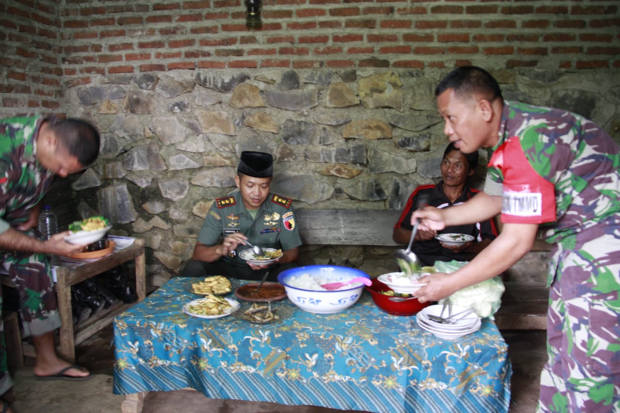 Dandim 0815 Letkol Kav Hermawan Weharima, SH Didampingi Dan SSK TMMD Makan Bareng Warga