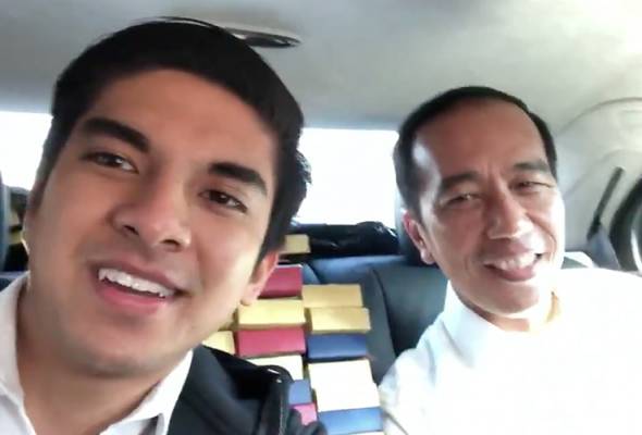 Presiden Joko Widodo bersama Menpora Malaysia Syed Saddiq.