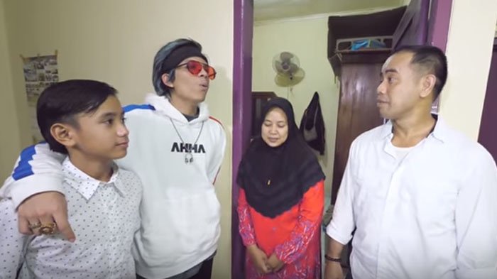 Atta Halilintar bersama Bowo dan kedua orangtuanya.