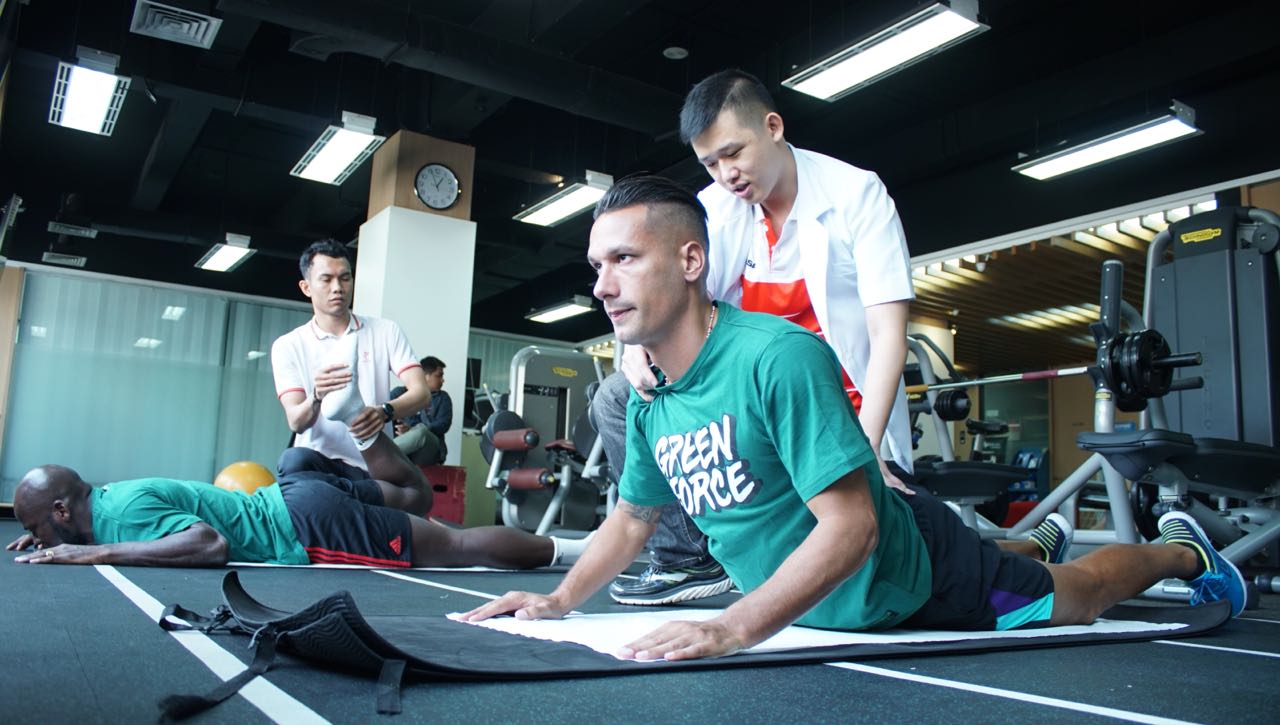 Raphael Maitimo saat jalani tes kesehatan di Persebaya. (foto: Official)