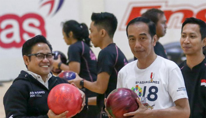 Presiden Joko Widodo (kanan) bersama Panglima Santri Nusantara Muhaimin Iskandar (kiri) mengangkat bola boling saat mencoba lintasan arena Jakabaring Boling Center, Palembang, Sumateran Selatan, Sabtu (14/7/2018). Presiden Joko Widodo didampingi sejumlah Menteri Kabinet Kerja, mengunjungi arena boling untuk memastikan kesiapannya untuk pelaksanaan Asian Games 2018. (Foto: Antara)