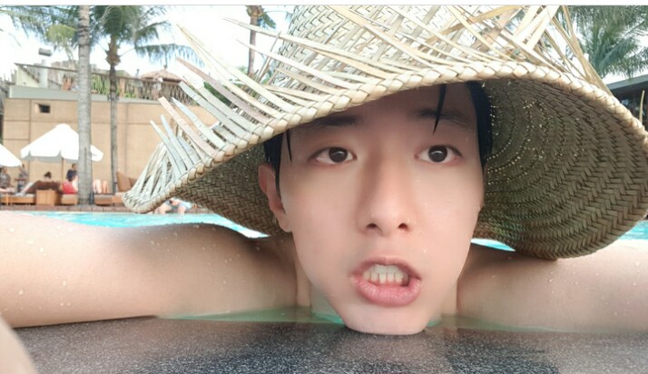 Jung Shin mengenakan topi renang. (Instagram)