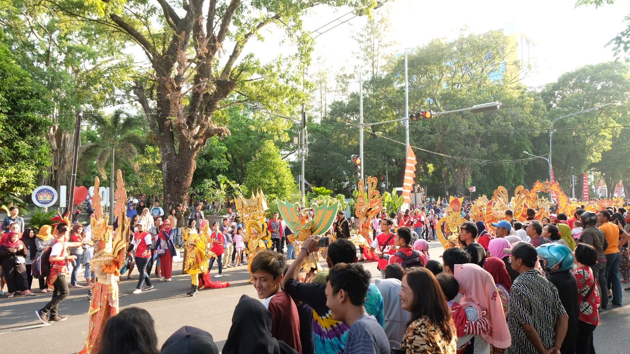 Menyemut, berdesak-desak menyesaki jalan. Foto:Kemenpar
