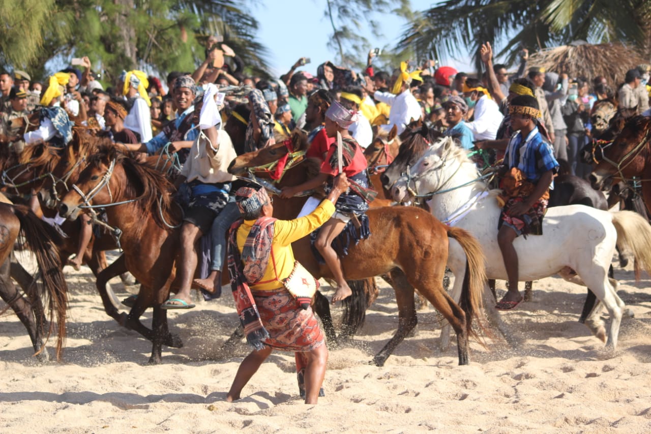 Sandelwoos, atraksi dan pemandangan mengasyikkan. foto:kemenpar