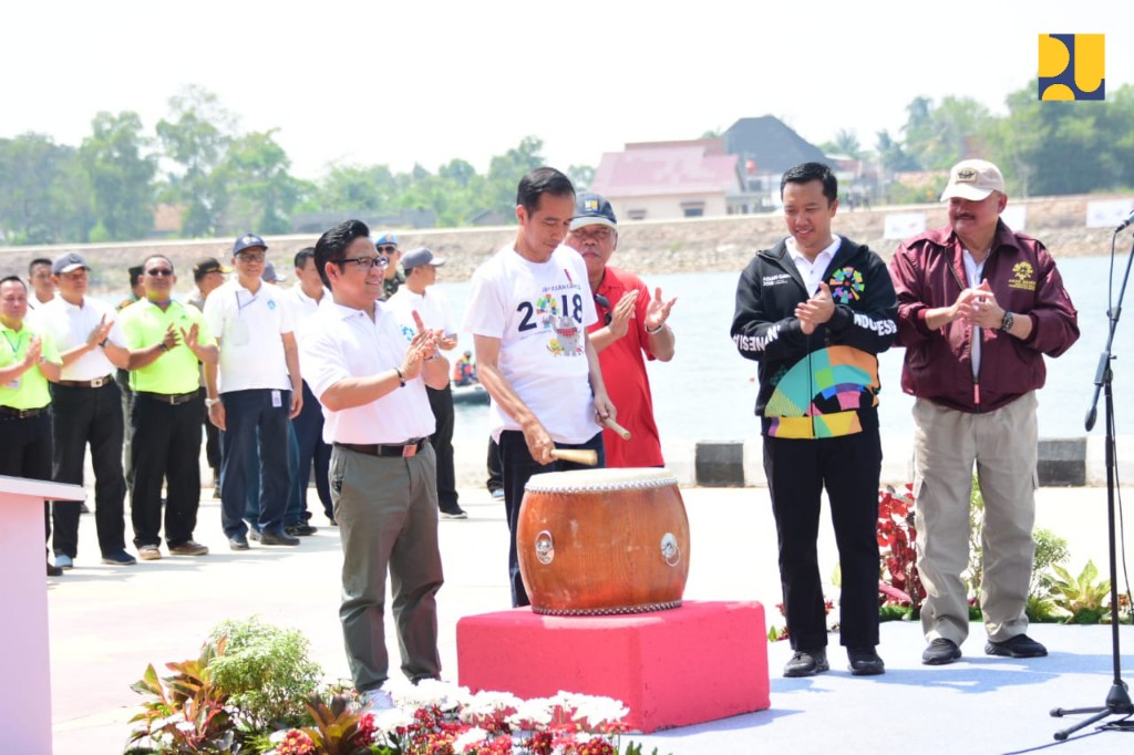 Presiden Joko Widodo (Jokowi), bersama Muhaimin Iskandar, bersama Menteri Pekerjaan Umum dan Perumahan Rakyat (PUPR) Basuki Hadimuljono, Menteri Pemuda dan Olahraga Imam Nahrawi, dan Gubernur Sumatera Selatan Alex Noerdin meresmikan 5 venues dari 14 venues Asian Games ke-18 di Jakabaring Sport City (JSC) Palembang, Sabtu, 14 Juli 2018. (Foto: Dok. PUPR)