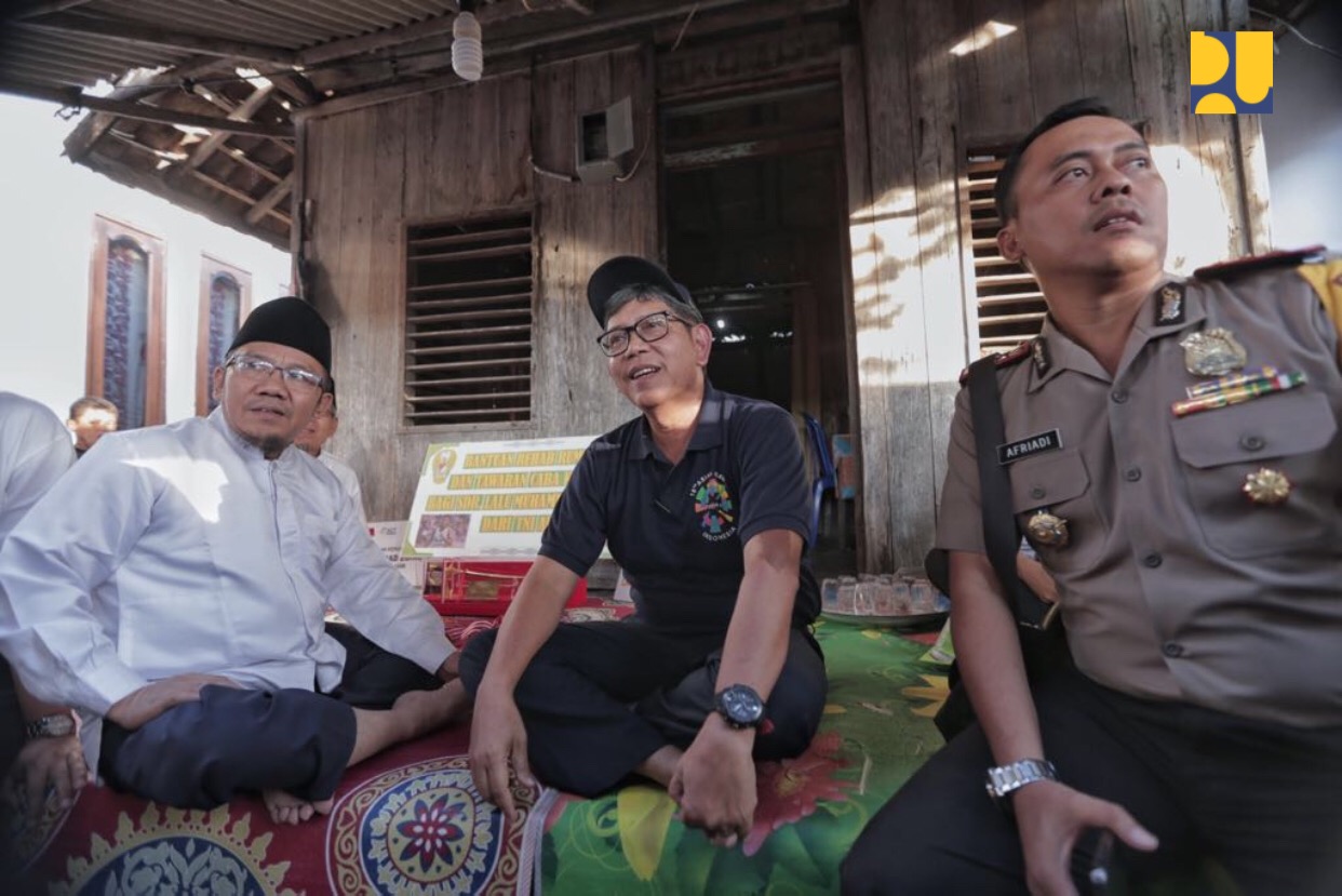  Kepala Badan Penelitian dan Pengembangan (Balitbang) Kementerian PUPR Danis H. Sumadilaga untuk mengunjungi rumah Zohri di Dusun Karang Pangsor, Desa Pemenang Barat, Kecamatan Pemenang, Kabupaten Lombok Utara, Provinsi Nusa Tenggara Barat (NTB). (Foto: Dok. PUPR)