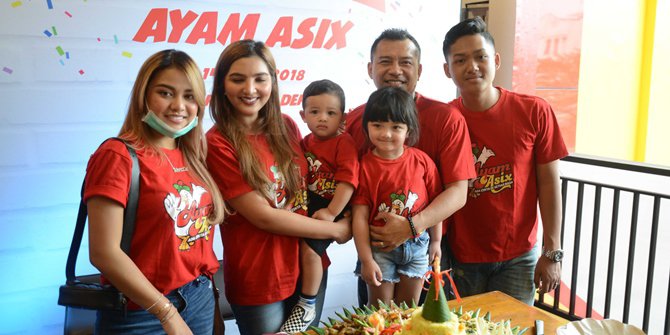 Pasangan Anang-Ashanty bersama keempat anaknya, Aurel (kiri), Azriel, Arsya dan Arsy.