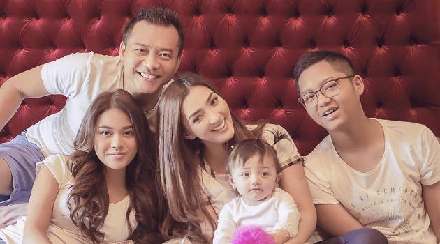 Azriel (kanan) bersama orangtuanya, Anang-Ashanty, sang kakak Aurel dan adiknya, Arsy.