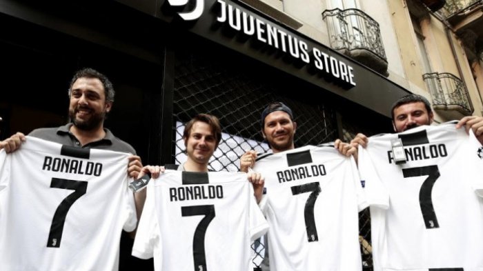 Fans Juventus ramai-ramai borong kaos bernomor punggung 7 Cristiano Ronaldo.