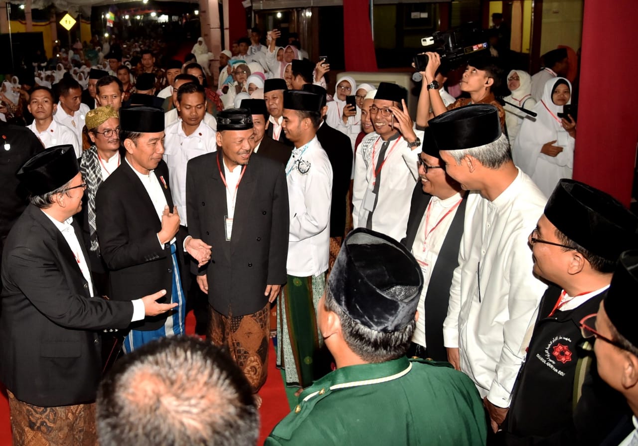 KEAKRABAN: Presiden bersama alim ulama di Pondok Pesantren An-Najah Gondang, Gondangtani, Kecamatan Gondang, Kabupaten Sragen. (foto: setneg for ngopibareng.id)