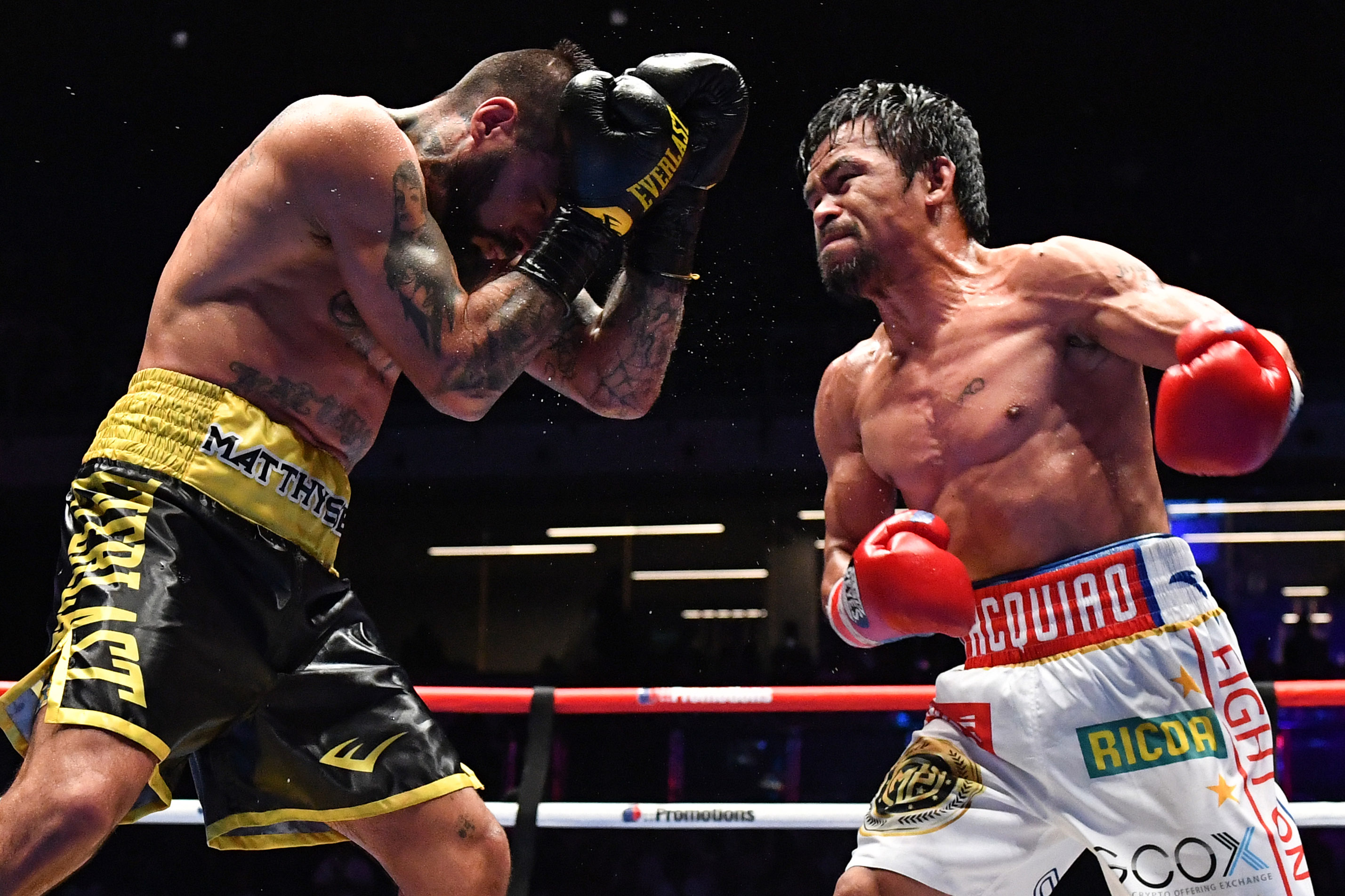  Petinju Filipina Manny Pacquiao (kanan) bertarung dengan Lucas Matthysse di laga dunia kelas welterweight di Axiata Arena, Kuala Lumpur, 15 Juli 2018. (foto: mohd rasfan/afp)