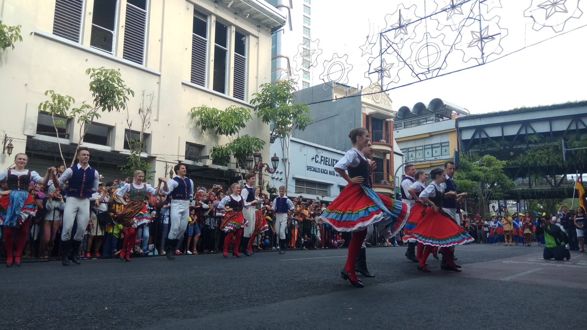 Salah satu peserta mancanegara saat menampilkan tarian dari negaranya, Rumania,  Jalan Tunjungan, Surabaya, Minggu, 15 Juli 2018. 