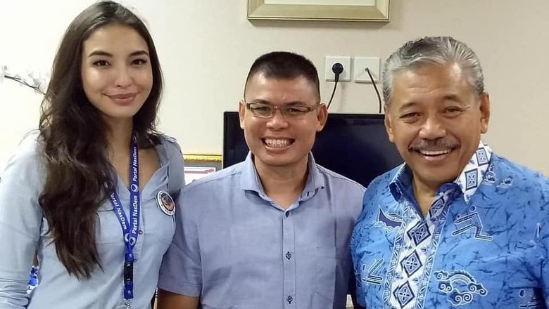 Chris Jhon (tengah) bersama Manohara sesama kader Partai NasDem, dan petinggi partai Hayono Isman.