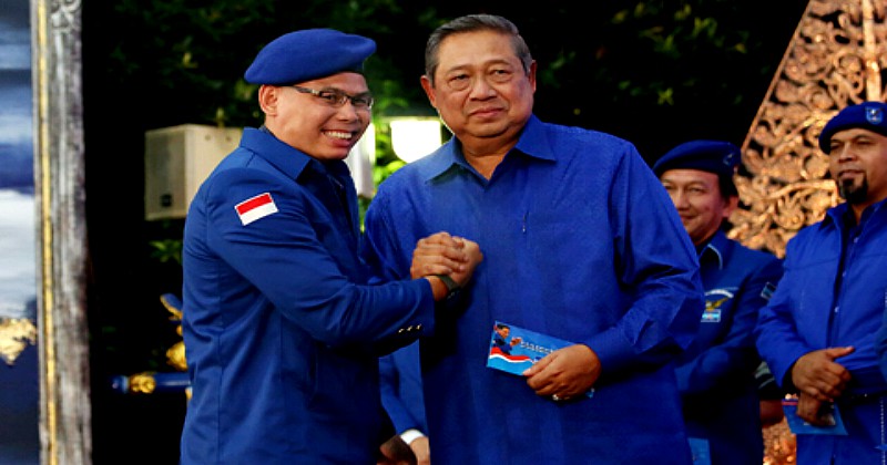 Pengukuhan Chris Jhon sebagai kader Partai Demokrat.
