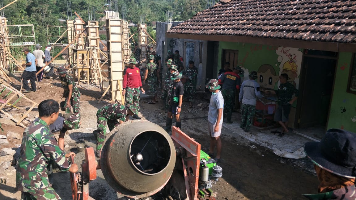 SSK TMMD Reguler Ke - 102 Kodim 0815 Mojokerto Bersama Warga bangun Kantor Balai Desa Jembul