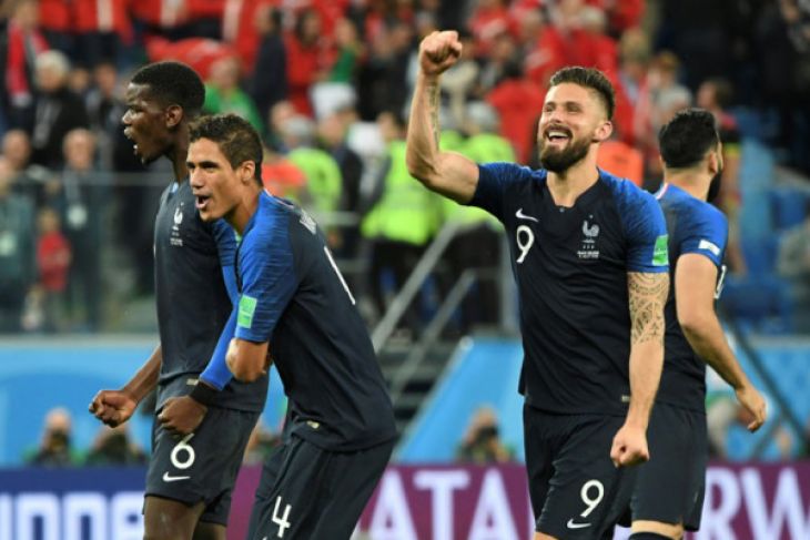 Gelandang Prancis Paul Pogba, bek Prancis Raphael Varane dan pemain depan Prancis Olivier Giroud. (foto: Paul ELLIS / AFP)