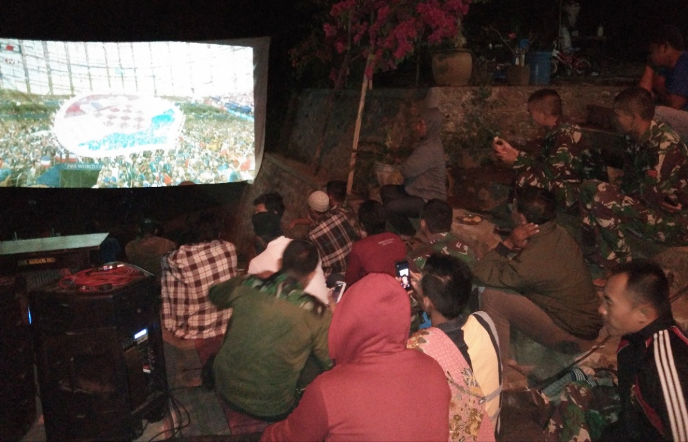 Suasana Nobar Final Piala Dunia yang Digelar Kodim 0815 Bersama Satgas TMMD Di Desa Jembul