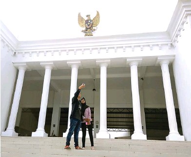 Kantor Desa Kemuningsari dipake swafoto warga.