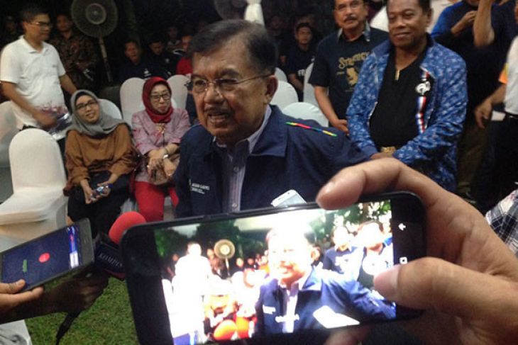 Wapres Jusuf Kalla dalam nonton bareng final Piala Dunia 2018 di rumah dinasnya di Jakarta, Minggu malam 15Juli 2018. (Foto: Antara)