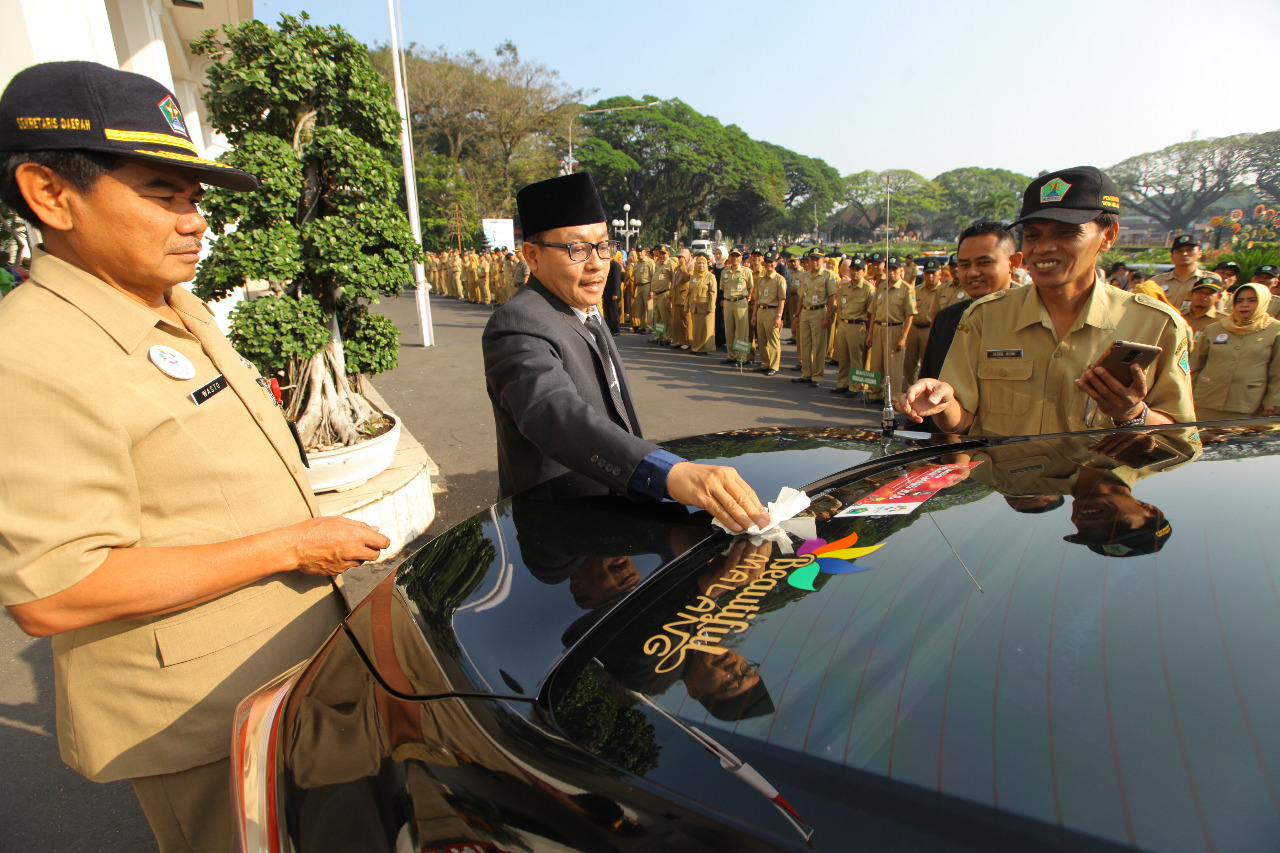 Pemasangan stiker Asian Games simbolis pada mobil dinas Kota Malang (Foto: Istimewa)
