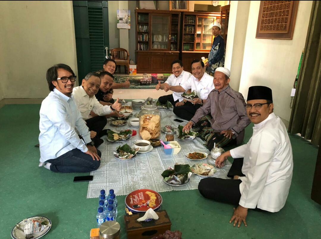 Luhut Binsar Pandjaitan bersama Gus Ipul ketika dijamu Nasi Bungkus oleh Gus Ali di Pesantren Bumi Solawat (16/7). Foto : Istimewa