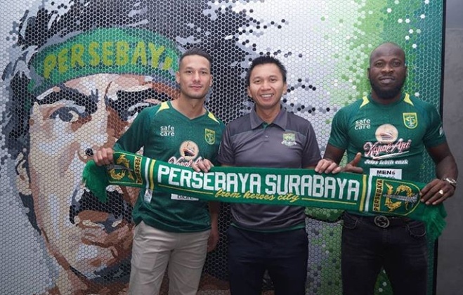 Pemain anyar Persebaya Raphael Maitimo dan OK Jhon bersama Presiden Tim Azrul Ananda. (foto: offcial)